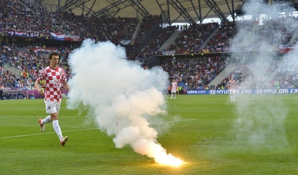 Cầu thủ Croatia cố gắng dập lửa.
